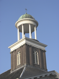 902852 Gezicht op het torentje van de St.-Augustinuskerk (Oudegracht 69) te Utrecht, vanaf de overzijde van de gracht.